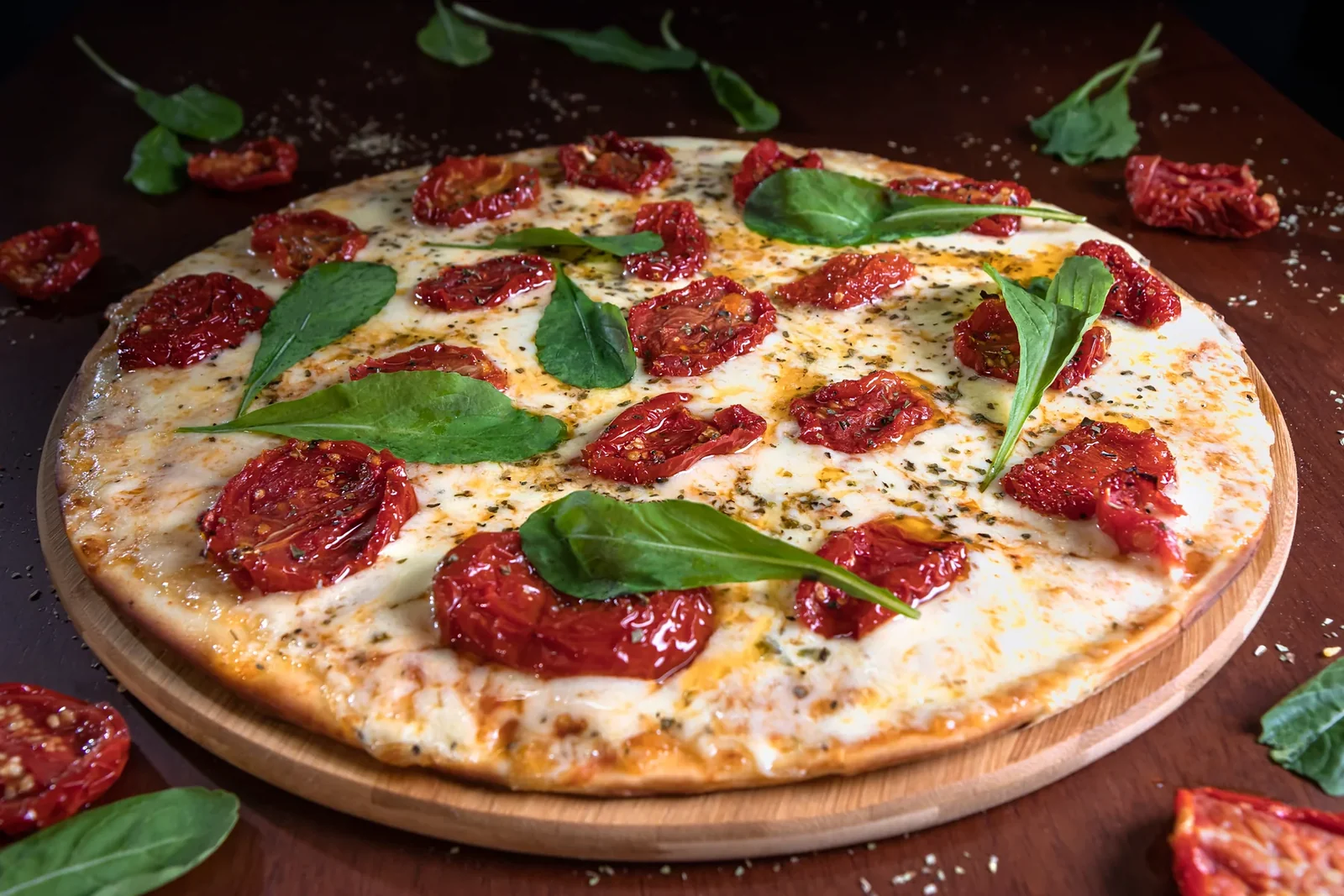 Pizza de tomate seco assada com queijo e manjericão